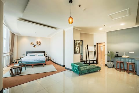Bed, Living room, Photo of the whole room, Seating area, Bedroom, towels
