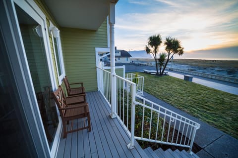 Property building, Patio, Natural landscape, View (from property/room), Balcony/Terrace, Sea view, Sunset