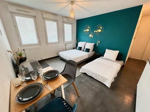 Bed, Photo of the whole room, Seating area, Dining area