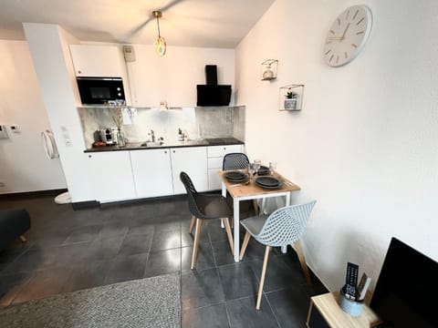 Kitchen or kitchenette, Dining area, minibar