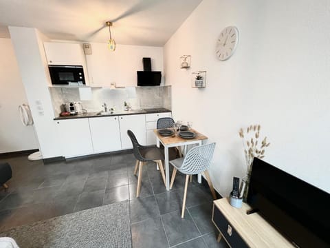 TV and multimedia, Seating area, Dining area, minibar, stove