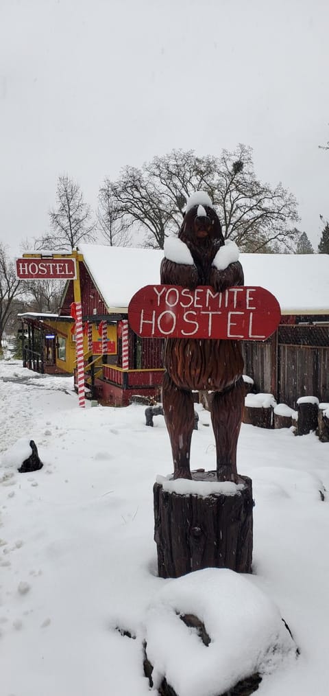 Yosemite International Hostel Bed and Breakfast in Groveland