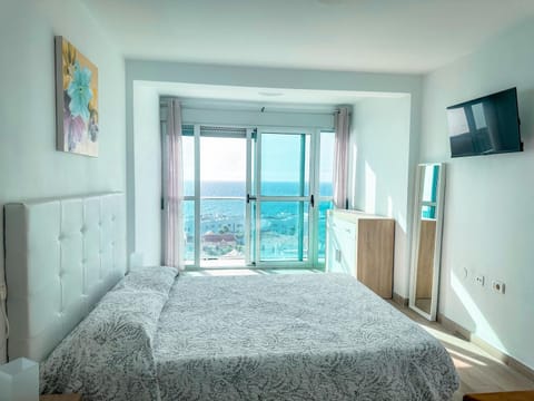 Bed, TV and multimedia, Photo of the whole room, Bedroom, Sea view