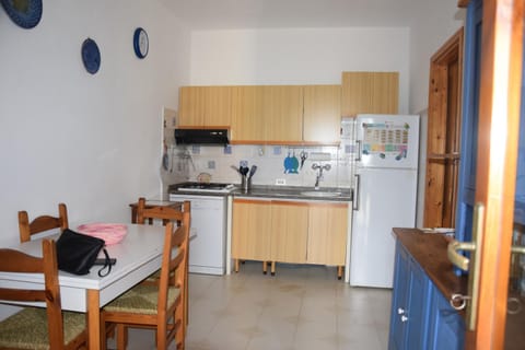 Kitchen or kitchenette, Dining area, dishwasher, stove
