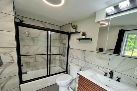 5 Bed / 3 bath Apt Near Jiminy Peak Berkshires Apartment in Hancock