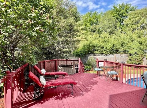 The Lazy Bear, Lake George House in Queensbury