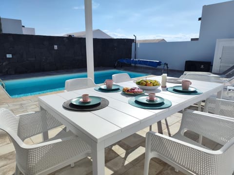 Patio, Day, Food and drinks, Seating area, Dining area, Food, Pool view, Swimming pool, sunbed
