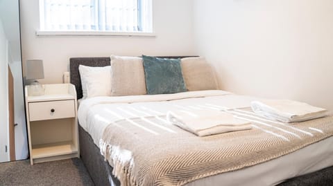 Contractor 3 Bed House Walking Distance to Principality Stadium Cardiff Bay and Centre with Parking Apartment in Cardiff