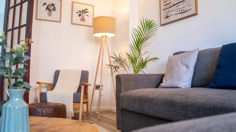 Contractor 3 Bed House Walking Distance to Principality Stadium Cardiff Bay and Centre with Parking Apartment in Cardiff