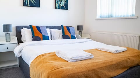 Contractor 3 Bed House Walking Distance to Principality Stadium Cardiff Bay and Centre with Parking Apartment in Cardiff