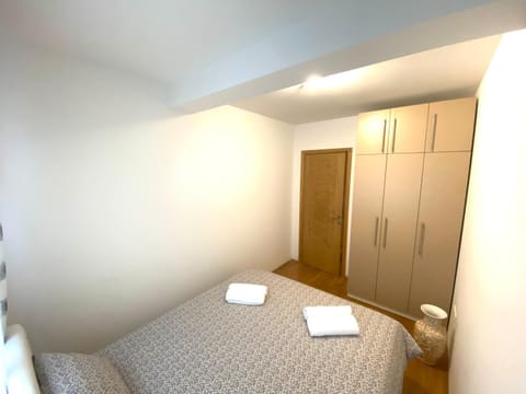 Bed, Bedroom, towels