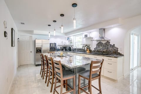 Largo Family Oasis Private Pool and Hot Tub! House in Largo