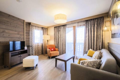 Bed, Living room, fireplace, furniture, kitchen