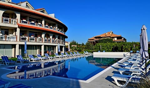 Property building, Day, Pool view, Swimming pool, sunbed