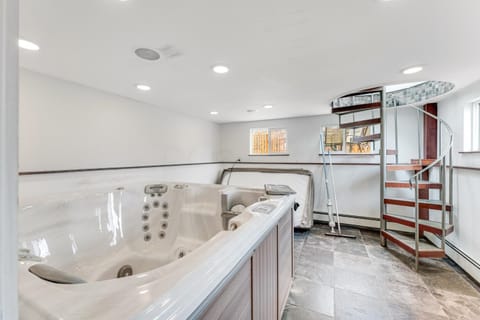 The Artist's Lakeside Hideaway House in Malletts Bay