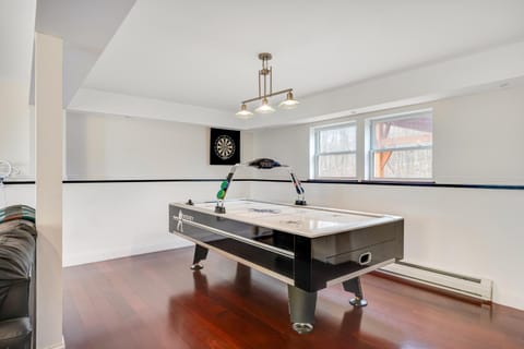 The Artist's Lakeside Hideaway House in Malletts Bay