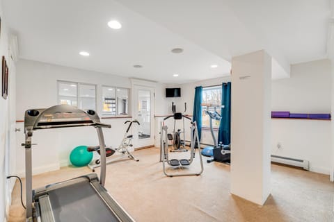 The Artist's Lakeside Hideaway House in Malletts Bay