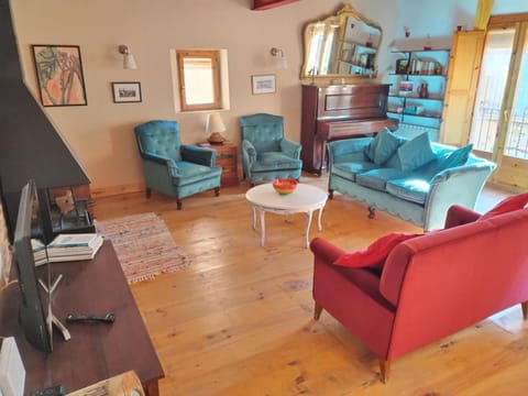Library, Living room, Seating area