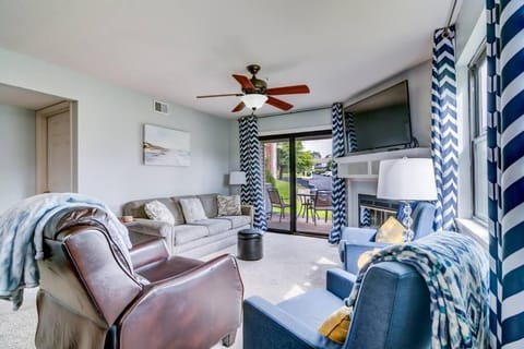 TV and multimedia, Living room, Seating area, fireplace