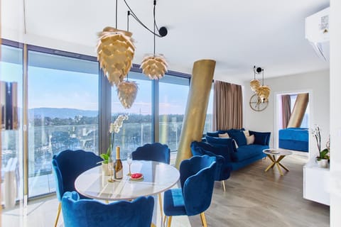 Natural landscape, View (from property/room), Balcony/Terrace, Living room, Seating area, Dining area, Lake view