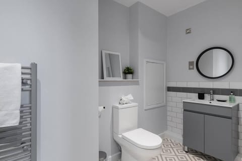 Luxury 2 bed, Central, Free Parking, Smart TV By Valore Property Services Apartment in Milton Keynes