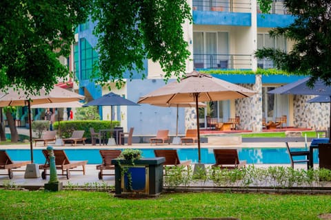Property building, Swimming pool, sunbed
