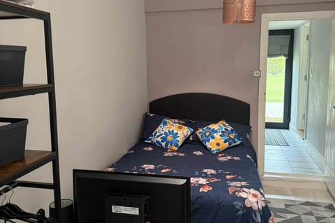 1 Bed Sleeps 2 with Private Garden Apartment in Harlow