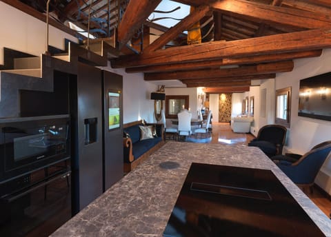 TV and multimedia, Kitchen or kitchenette, Living room, Seating area, Dining area