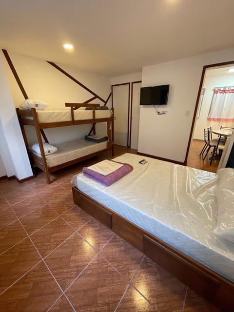 Bed, TV and multimedia, Photo of the whole room, Bedroom
