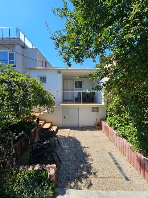 Property building, Day, Garden, Balcony/Terrace