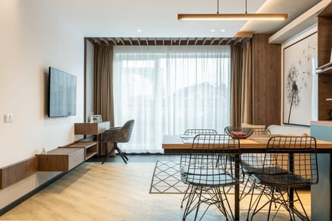 Communal lounge/ TV room, TV and multimedia, Living room, Seating area, Dining area, Evening entertainment, hair dresser