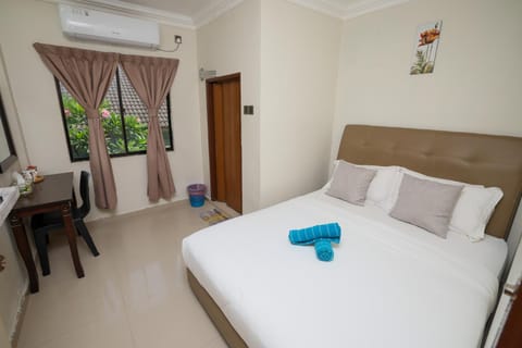 Toilet, TV and multimedia, towels, air conditioner