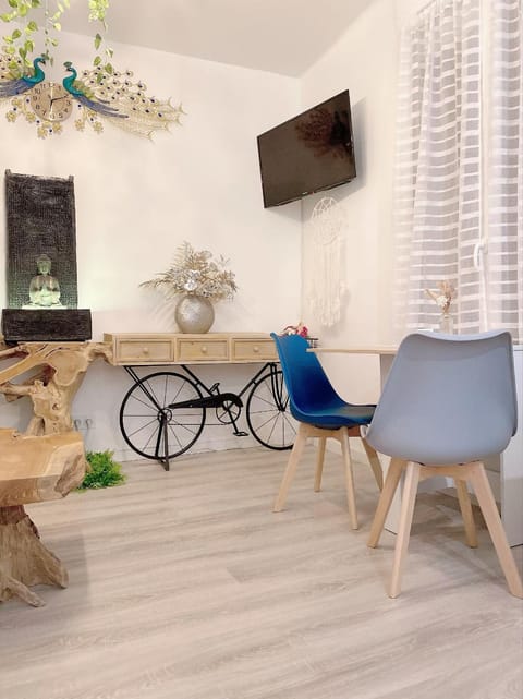 Communal lounge/ TV room, TV and multimedia, Living room, Seating area, Evening entertainment