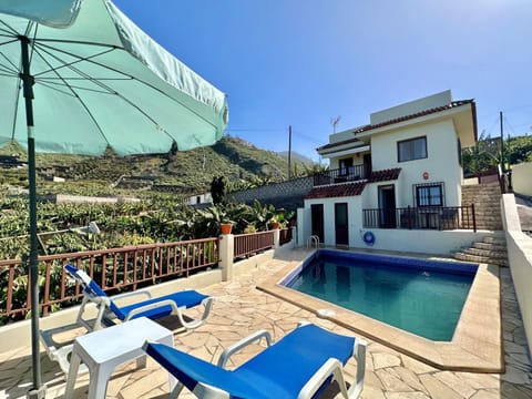 Property building, Seating area, Mountain view, Pool view, Swimming pool, sunbed