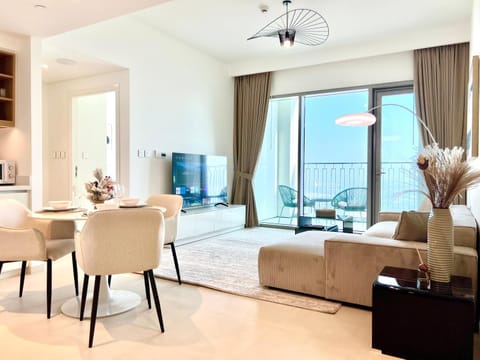 Bird's eye view, TV and multimedia, View (from property/room), Living room, Seating area, Dining area, City view, Lake view, Landmark view, hair dresser, minibar