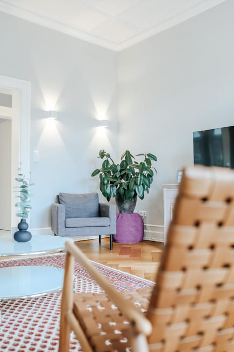 TV and multimedia, Living room, Seating area, Evening entertainment