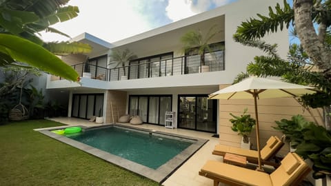 Property building, Garden, Swimming pool, sunbed