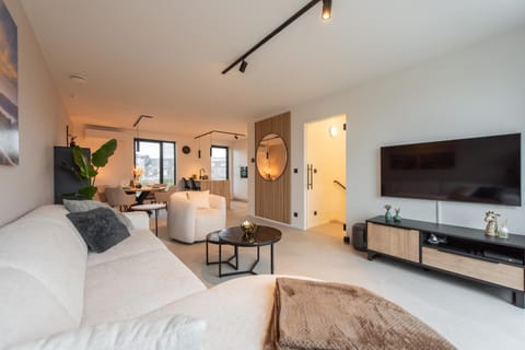 Communal lounge/ TV room, TV and multimedia, Living room, Seating area, Evening entertainment