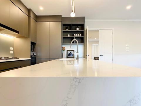 Extra-Large Brand-New House, Over 400sqm House in Auckland