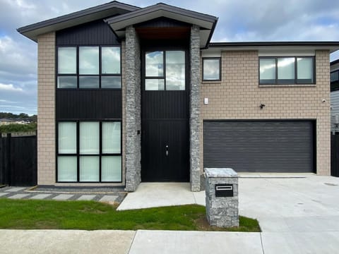Extra-Large Brand-New House, Over 400sqm House in Auckland