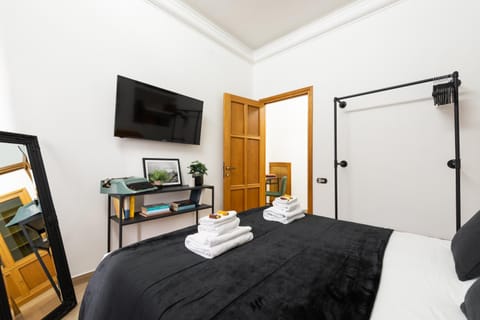 Bed, TV and multimedia, Bedroom, hair dresser, towels