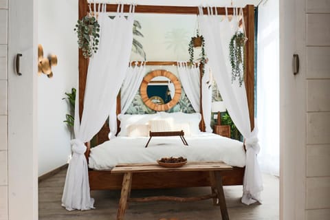Bed, Photo of the whole room, Bedroom, Area and facilities, Time of day, hair dresser