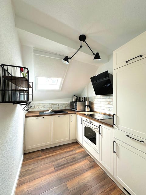 Kitchen or kitchenette, minibar, stove