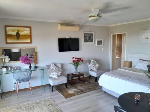 Roland’s Valley Art Accommodation Bed and Breakfast in Stellenbosch