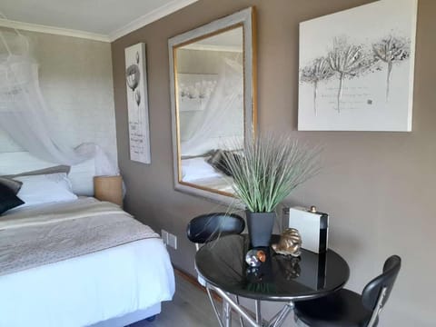 Roland’s Valley Art Accommodation Bed and Breakfast in Stellenbosch