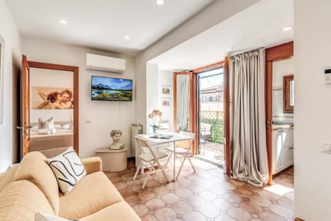TV and multimedia, Living room, Photo of the whole room, Seating area, Dining area, air conditioner