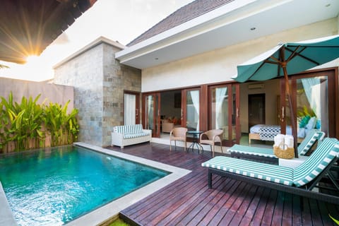 Swimming pool, sunbed