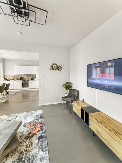 TV and multimedia, Living room, Evening entertainment