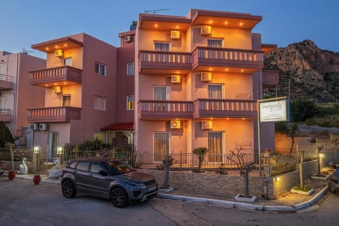 Property building, Day, Natural landscape, Mountain view, Street view, Location, Parking