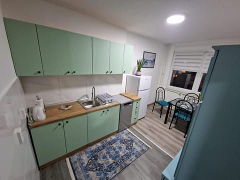 Kitchen or kitchenette, Dining area, dishwasher